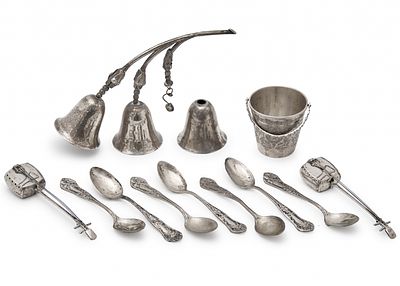 11 חפצי כסף שונים, יצרנים ודגמים שונים, כולם חתומים כסף 'סטרלינג'. פעמון אחד מנותק, משקל כולל: 