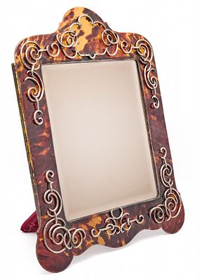 מראה אנגלית עתיקה במסגרת שריון צב בגוון חום־ענברי, משולבת עיטורי כסף סטרלינג. תוצרת האחים אתקין 