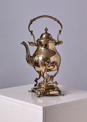 מי-חם דקורטיבי עשוי ממתכת חרוטה ומצופה כסף. גובה כולל: 33 ס"מ