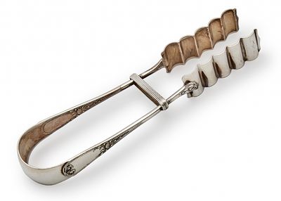 מלקחי הגשה ייעודיים לאספרגוס, עשויים מתכת מצופה כסף. אורך: 22 ס״מ