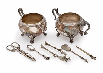 שבעה פרטי מתכת שונים מצופים כסף. רוחב כלי הסוכר: 20 ס"מ