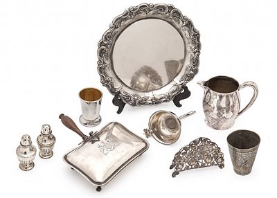 תשעה כלים עשוים מתכת ומצופים כסף, חלקם חתומים. קוטר המגש: 30 ס"מ גובה הקנקן: 14 ס"מ