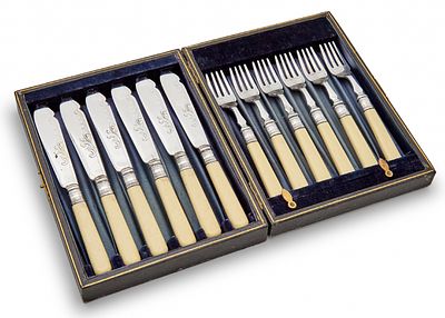 סט סכינים ומזלגות לדגים מצופים כסף 'EPNS' בקופסה מקורית. אורך סכין: 21.5 ס"מ אורך מזלג: 18.5 ס"מ