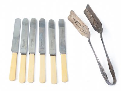 כלי הגשה עשויים מתכת מצופה כסף, ידיות אובורין. שישה סכינים, אורך הסכין: 20 ס"מ כולל מלקחיים 