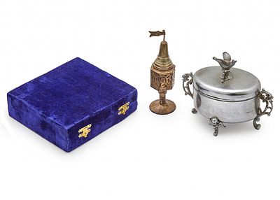 שמונה חפצי מתכת שונים: קופסא לאתרוג או סוכר מגדל בשמים להבדלה וסט של 6 כוסיות. חלקם מצופים כסף 