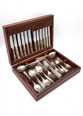חלקי סט אנגלי גדול בקופסאת עץ, עשוי מתכת מצופה כסף תוצרת 'Osborne Sheffield'. חתום הכולל: 12 