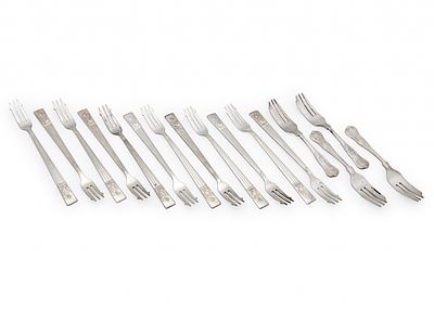 שני סטים של מזלגות הגשה מצופים כסף. 12 מזלגות גדולים המיועדים להגשת מנות עיקריות או בשר אורך: 19 