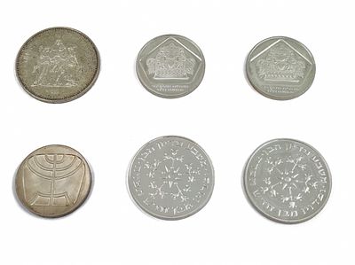 שישה מטבעות כסף ישראל וצרפת. • 2 מטבעות חנוכה 1975 – כסף קשוט 500, קוטר 34 מ״מ, משקל 20 גרם כל 