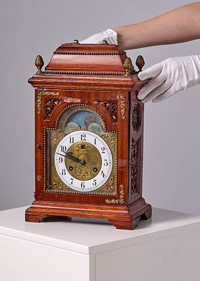 שעון קמין גרמני מתוצרת חברת 'יונגהנס' 'Junghans' עשוי עץ מתכת וזכוכית. לא נבדק מצב עבודה גובה 