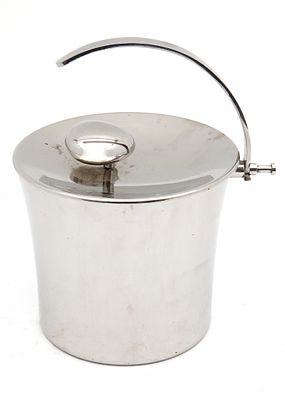 כלי קרח עשוי פלדת אל חלד (STAINLESS STEEL) תוצרת CASA BUGATTI. חתום סימני שימוש קלים מאד גובה 