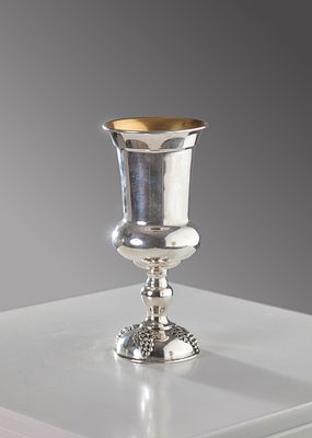 גביע קידוש גדול עשוי כסף 'סטרלינג' (חתום: 925) פנים הגביע מוזהב. משקל: 185 גרם גובה: 20 ס"מ קוטר 