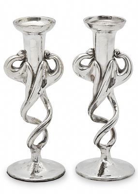 זוג פמוטי כסף מוכבדים חתומים, עובי הכסף 0.5 מ"מ Fine Silver. גובה: 20 ס"מ קוטר הבסיס: 7.5 ס"מ