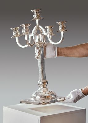קנדלברה אוסטרו הונגרית עתיקה וגדולה מאד עשויה כסף '800' חתומה. משקל: 2,373 גרם רוחב: 42 ס"מ 