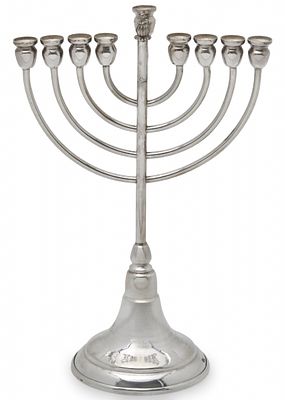 חנוכיה עשויה כסף 'סטרלינג' (חתום 925). משקל: 111 גרם גובה כולל: 22 ס"מ רוחב: 14.5 ס"מ