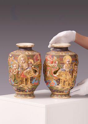 זוג כדים יפניים, סטסומה (Satsuma), משנת 1930-1940 בקירוב. עשויים חרס ומעוטרים אמייל בעבודת 