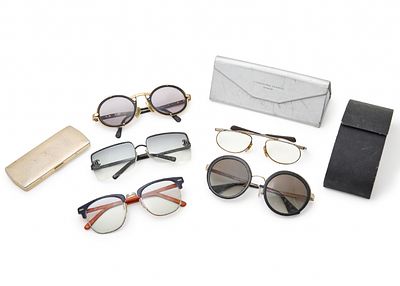 5 זוגות משקפים, ביניהם זוג חתום Chanel, זוג חתום Prada, וזוגות נוספים. המשקפיים נמכרים כפי שהם 