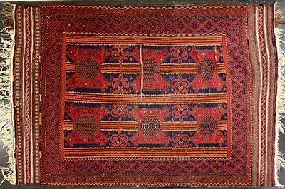 שטיח צמר בעבודת יד, בסגנון בלוצ'י (Baluchi), בגווני אדום ובורדו. פגמים ושפשופים מידות: 220x147 ס״מ