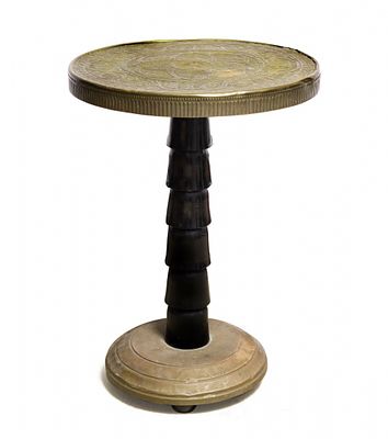 שולחן גרידון (Gueridon table) אסייאתי, עשוי עץ ופליז מרוקע בעבודת יד אמן. גובה: 68 ס"מקוטר המשטח 