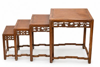 סט של ארבעה שולחנות קפה משתלבים סיניים (Nest of Tables) עשויים עץ. סימני שימוש ובלאי קלים 