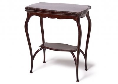 שולחן צד (Card Table) אלגנטי עשוי עץ, עם פלטה מעוצבת ומדף תחתון מעוגל. שריטות וקילופים גובה: 71 