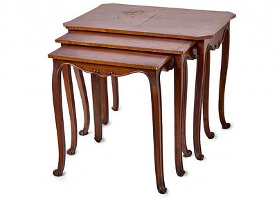 סט שלושה שולחנות קפה משתלבים (Nest of Tables) עשויים עץ. השולחן העליון מעוטר בעבודת מרקטרי 