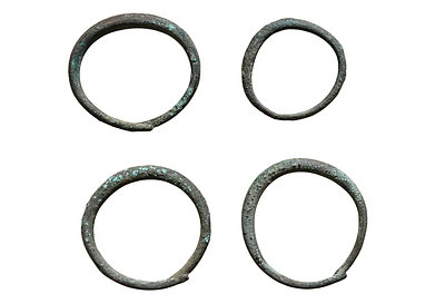 4 מטילי נחושת / ברונזה בצורת צמיד, אמצעי תשלום של תקופת ברונזה המאוחרת ותקופת הברזל מאות 15-7 