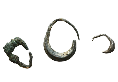 עגיל כסף ושני עגילי ברונזה, אמצעי תשלום של תקופת ברונזה המאוחרת ותקופת הברזל מאות 15-6 לפני 