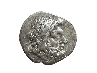 כרתים, גורטינה. שנים 98/6–94 לפנה״ס. דרכמה מכסף. משקל 2.87 גרם, קוטר 20 מ"מ. תיאור טיפוס הפריט 