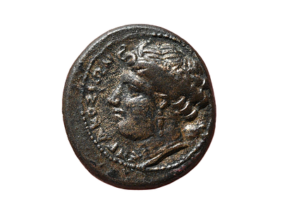 סִיצִילְיָה, סירקוזה, אגאתוקלס. 317–289 לפנה״ס. מטבע ברונזה. משקל 3.23 גרם, קוטר 16 מ"מ. תיאור 