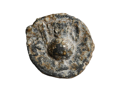 אסימון / מטבע עופרת מעניין, יש להניח בסביבות מאה 2 לפני הספירה. משקל 1.89 גרם, קוטר 14 מ"מ. תיא 