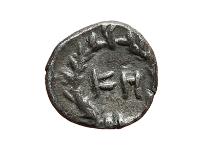 ממלכה נבטית, סילאוס אוזורפטור ("גזלן") שנים: 9-6 לפנה״ס. מטבע כסף. משקל 1.12 גרם, קוטר 11 מ"מ. 