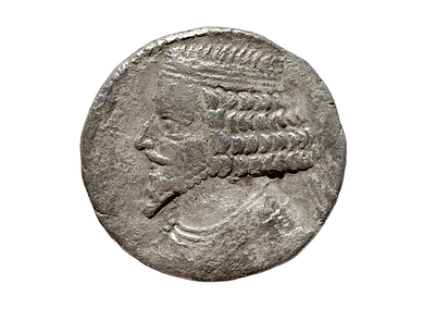 מלכי פרתיה. טוען־כתר לא ודאי (כנראה טירידטס). טטרדרכמון בילון (סגסוגת כסף). 