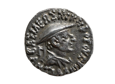 מלכי בקטריה. מטבע דרכמה כסף הודי-יווני, מלך אנטיאלקידס 115 - 95 לפנה״ס. משקל 2.27 גרם, קוטר 16 מ"מ.