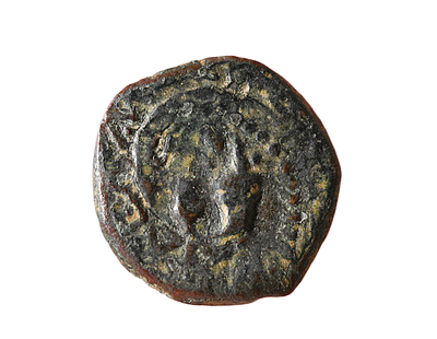 יהודה, יוחנן הורקנוס השני 67, 63-40 לפני הספירה. מטבע פרוטה מברונזה שהוטבע על מטבע קודם, של 