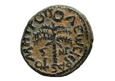 פיניקיה, צור. מטבע עיר מברונזה, בסביבות מאה 2 לספירה. משקל 3.03 גרם, קוטר 16 מ"מ. תיאור טיפוס 