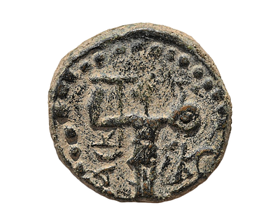 יהודה, מטבעת אשקלון. מטבע עיר מברונזה עם פניבעל, מתקופת הקיסר אדריאנוס (אדריאן) 117-138 לספירה. 