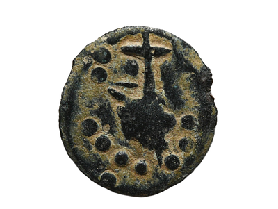 מטבע קטן / מינימה מעניינת יש להניח מתקופה רומית, מאות 1 - 2 לספירה. משקל 0.47 גרם, קוטר 13 מ"מ. 