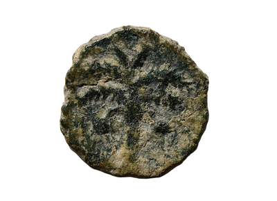 מטבע קטן / מינימה מעניינת יש להניח מתקופה רומית, מאות 1 - 2 לספירה. משקל 0.92 גרם, קוטר 12 מ"מ. 