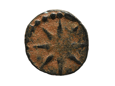 מטבע קטן / מינימה מעניינת יש להניח מתקופה רומית, מאות 1 - 2 לספירה. משקל 0.79 גרם, קוטר 12 מ"מ. 