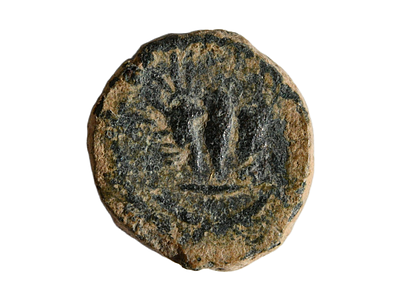 מטבע קטן / מינימה מעניינת יש להניח מתקופה רומית, מאות 1 - 2 לספירה. משקל 2.21 גרם, קוטר 13 מ"מ. 