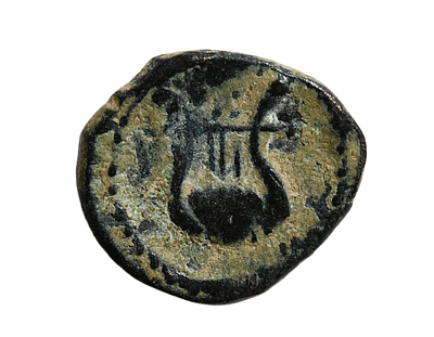 מטבע קטן / מינימה מעניינת יש להניח מתקופה רומית, מאות 1 - 2 לספירה. משקל 0.60 גרם, קוטר 10 מ"מ. 