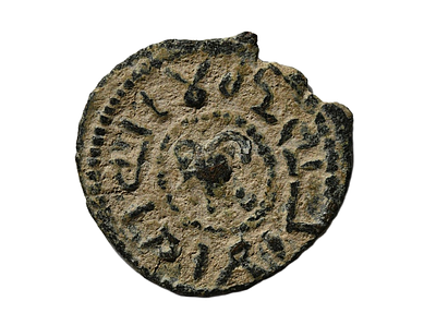 מטבע איסלאמי, שושלת אומיית מאה 8 לספירה. כנראה מטבעת טבריה (ארץ ישראל). משקל 2.48 גרם, קוטר 20 מ"מ.