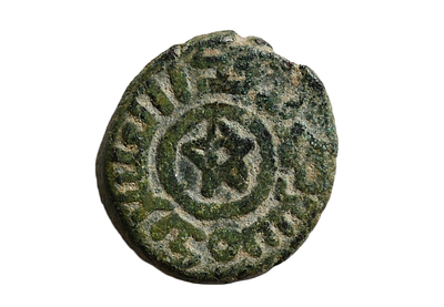 שושלת אומיית מאה 8 לספירה. מטבע ברונזה איסלאמי, עם כוכב. משקל 2.17 גרם, קוטר 15 מ"מ. תיאור 