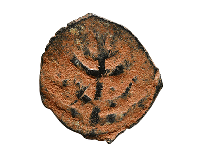 מטבע ברונזה אסלאמי ימי בניים, עם עיצוב דמוי מנורה, תקופה ממלוכית - עות'מאנית קדומה. משקל 1.32 