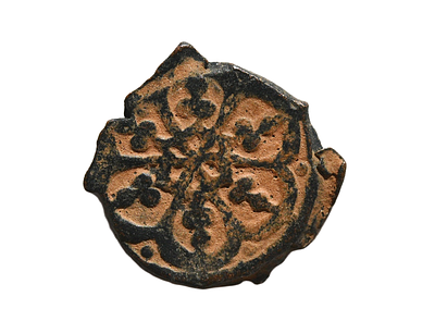 מטבע ברונזה אסלאמי ימי בניים, עם פרח שושן ואשכולות ענבים, תקופה ממלוכית - עות'מאנית קדומה. משקל 