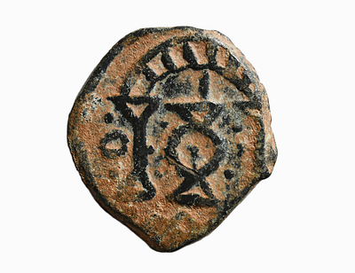 מטבע ברונזה אסלאמי ימי בניים, עם מקדש ונר שמן, תקופה ממלוכית - עות'מאנית קדומה. משקל 2.11 גרם 