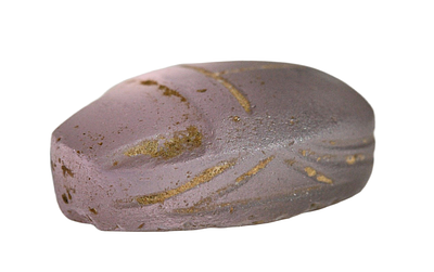 מצרים: קמיע חרפושית מאבן אחלמה (Amethyst) / משקולת מסחר (מאזניים). מאות ה־20–15 לפנה״ס. משקל 