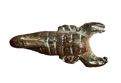 משקולת מסחר (מאזניים), ברונזה, בצורת עקרב. מאות ה 14- 9 לפנה״ס. משקל 9.79 גרם, גודל 32 מ"מ. תיאו 