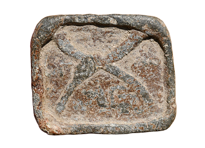 משקולת עופרת הלניסטית עם קרני שפע משולבים, וכתובת יוונית. מאות 2-1 לפני הספירה. משקל 82.76 גרם 