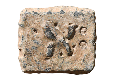 משקולת עופרת הלניסטית עם קרני שפע משולבים. מאות 2-1 לפני הספירה. משקל 61.77 גרם, גודל 38 מ"מ. תי 